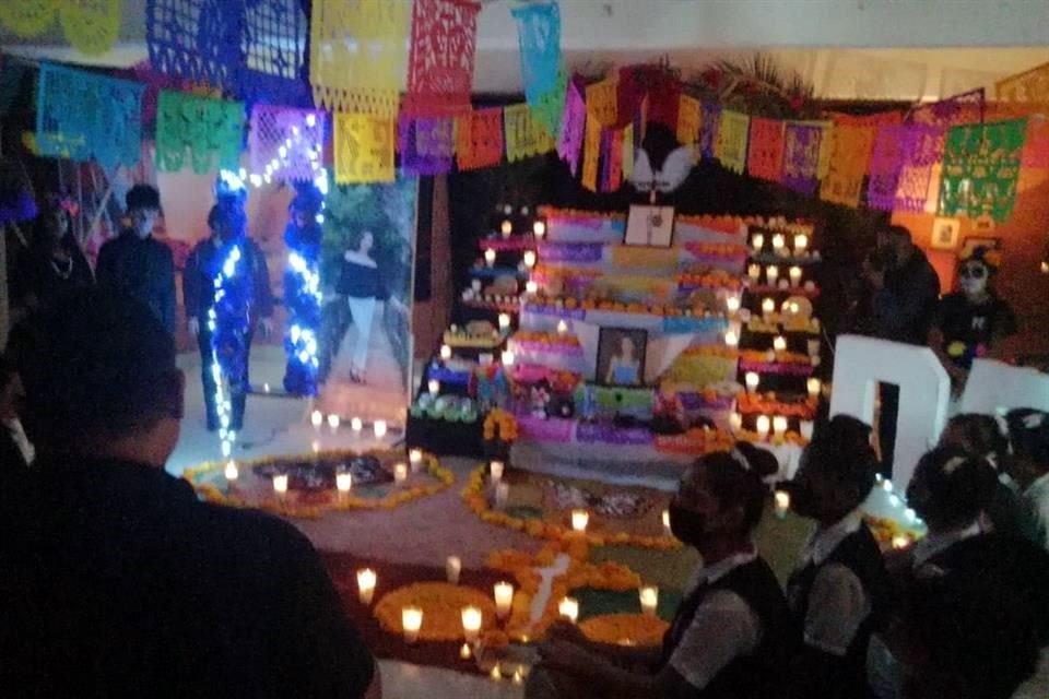 El altar fue instalado para recordar a Debanhi Escobar.