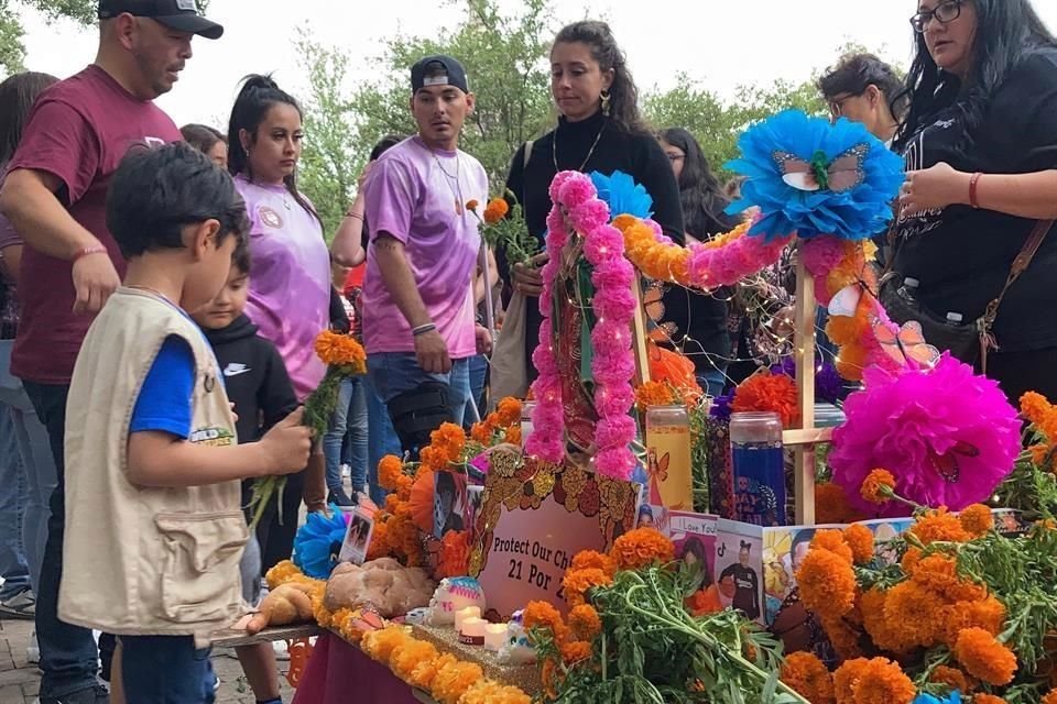 En Uvalde, Texas, conmemoraron este Día de Muertos a los 19 niños asesinados en mayo en la Primaria Robb y exigieron al Gobernador leyes más estrictas contra las armas de fuego.