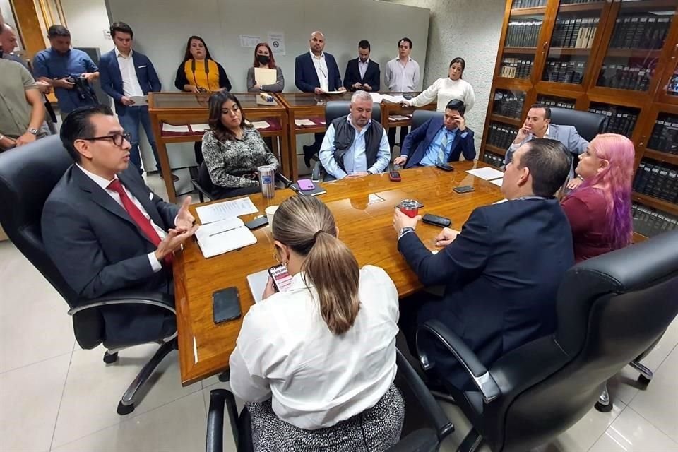 En sesión extraordinaria y con el voto en contra de MC, el líder de la fracción del PAN, Carlos de la Fuente, propuso que la Comisión de Presupuesto sea presidida por el morenista, Waldo Fernández.