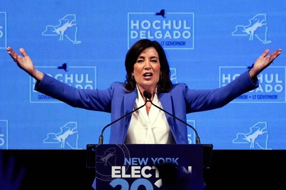 La Gobernadora de Nueva York, Kathy Hochul, celebra después de ganar la reeleción.