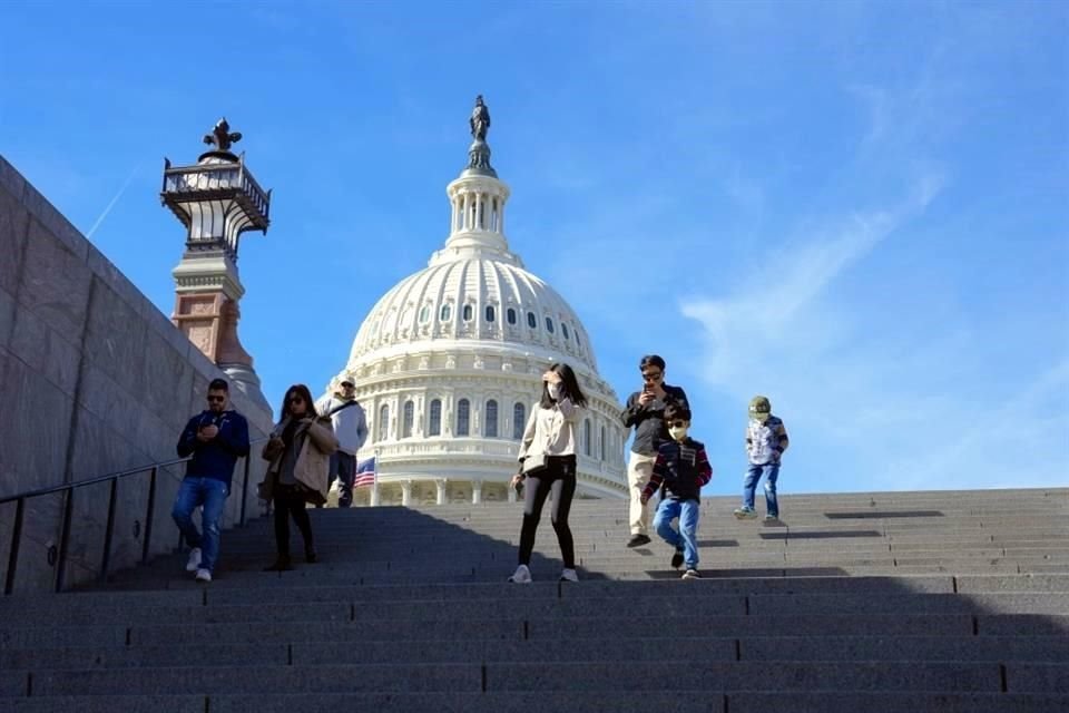 Personas caminan en Washington, cerca del Capitolio, sede del Congreso.