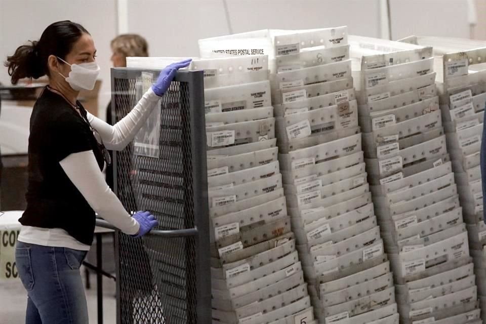 Una trabajadora electoral llega con boletas para ser contadas dentro de la Oficina del Registrador del condado Maricopa, Arizona, el 9 de noviembre de 2022.