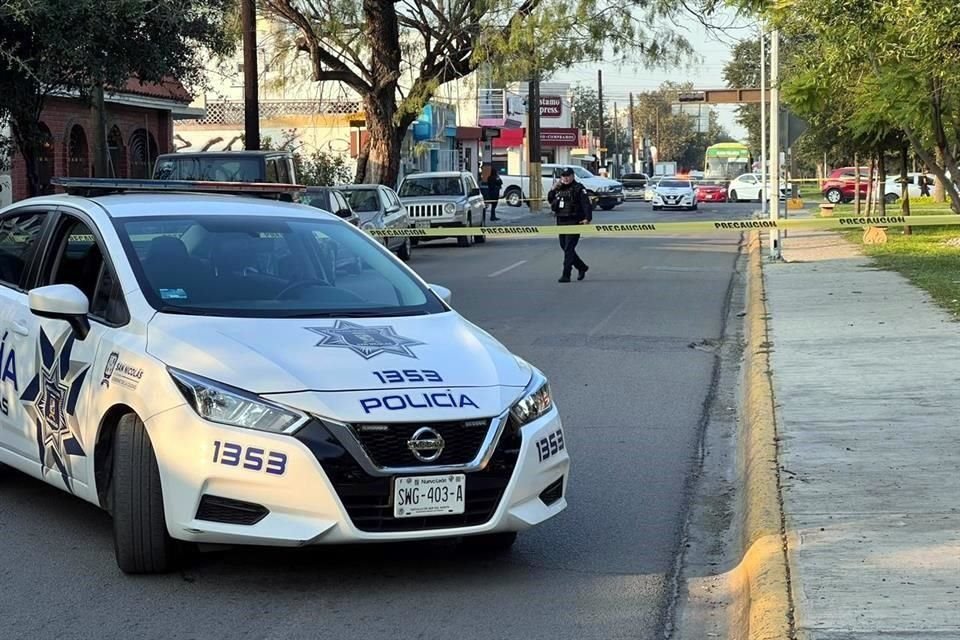 En la Avenida Rómulo Garza, los policías coparon a la camioneta Captiva y detuvieron a unos delincuentes, desatándose una balacera, en la que presuntamente quedó un policía herido.