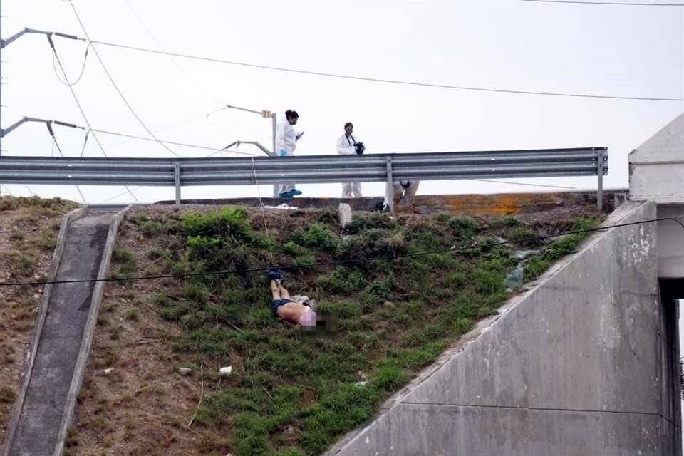 Alrededor de las 6:00 horas se reportó el hallazgo en el Puente Borregos, en el kilómetro 27 de la Autopista a Laredo, en los límites de Ciénega de Flores y Salinas Victoria.
