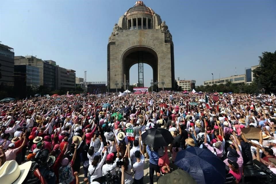 Miles de ciudadanos protestaron y marcharon en defensa del INE, con cartulinas, lonas, playeras, imágenes de AMLO y gritos de consigna el pasado domingo.