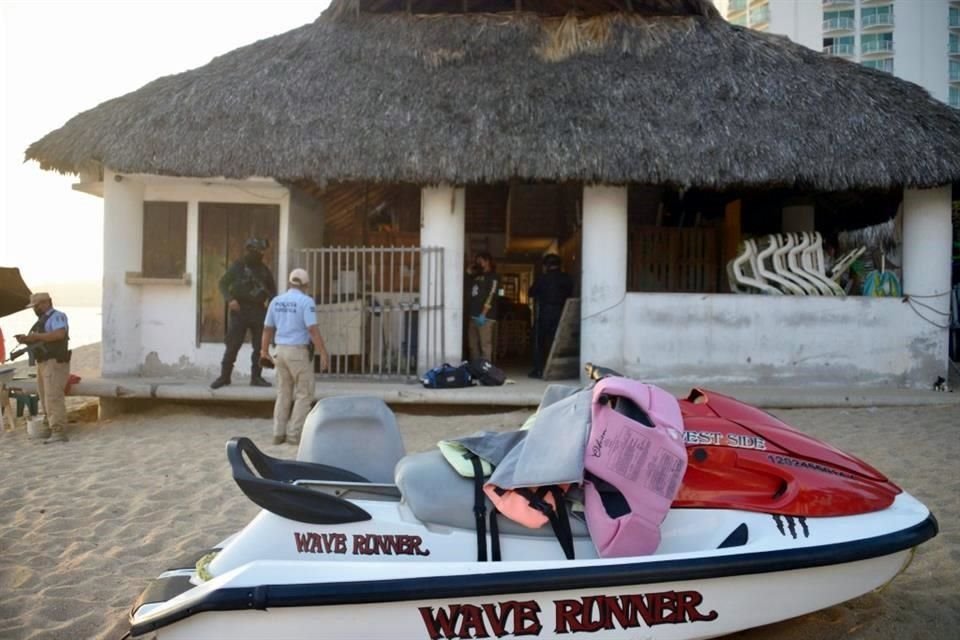 Viernes 11 de noviembre. Un salvavidas adscrito al Centro de Atención al Turista Acapulco fue asesinado en el interior de un parián, ubicado a un costado del hotel Calinda.