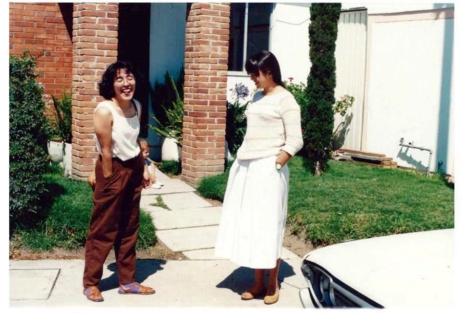 Cristina Rivera Garza (izq.) y su hermana Liliana, en esta imagen que pertenece al archivo de la autoraarchivo de la autora.