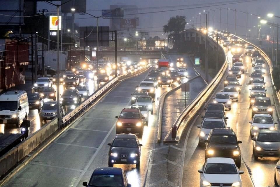 En el Centro de la Ciudad, por ejemplo, avenidas como Juárez, Cuauhtémoc, Pino Suárez, Constitución y Morones Prieto, los autos avanzaron a vuelta de rueda.
