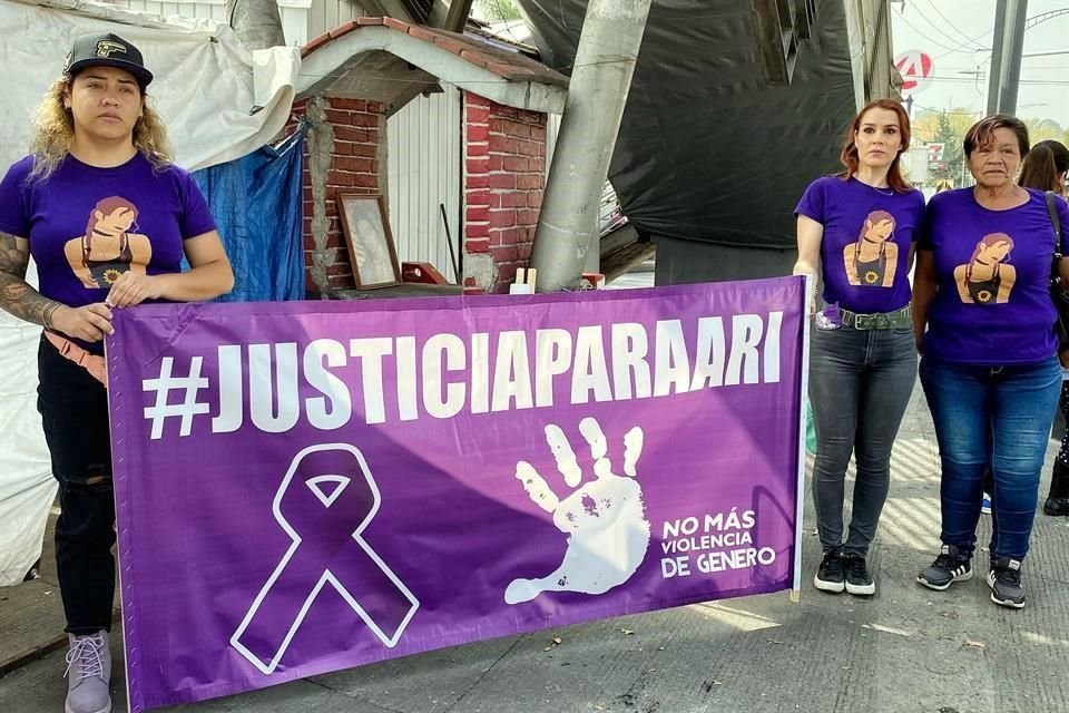 Familiares de Ariadna Fernanda López acudieron a la caseta de Cuernavaca para destituir al personal de la Fiscalía de Morelos.