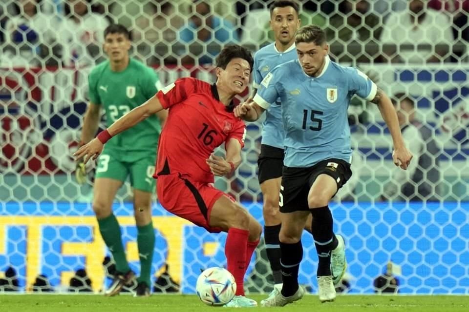Federico Valverde estuvo cerca de marcar el gol para Uruguay, pero estrelló un disparo en el poste.