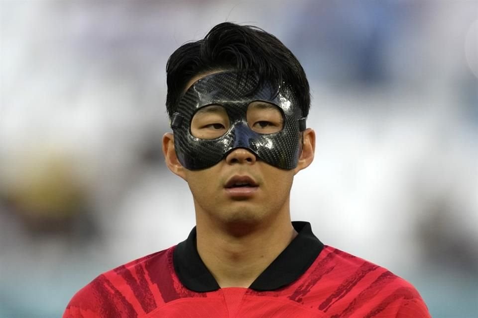 Heung-min Son utilizó una máscara de protección por una reciente operación ocular.