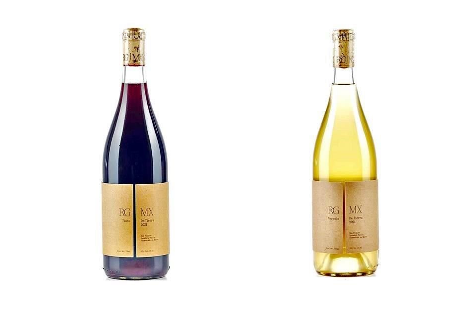 El Vino de Tierra Naranja (izq.) est elaborado con uva chenin blanc y moscatel; la variedad de cabernet franc se utiliz para el Vino de Tierra Tinto.