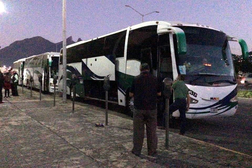 A las 18:30 horas, tres autobuses de FRENA partieron desde la Avenida Constitución, casi en su cruce con Serafín Peña.
