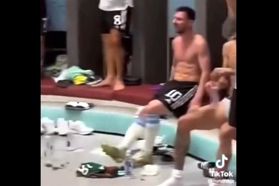 Al momento de que el astro argentino se retiraba el calzado, tras el juego, tocó una playera del Tri que se encontraba en el piso.