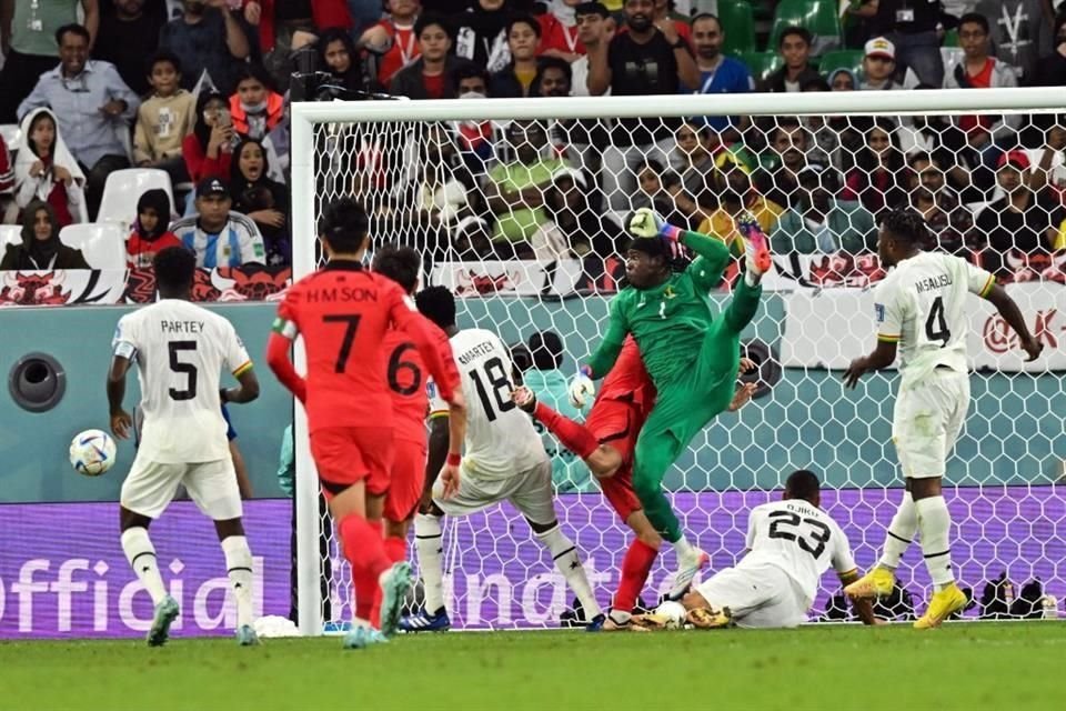 El meta Lawrence Ati Zigi y sus defensores sufrieron en los últimos minutos del partido, ya que Corea del Sur se con todo en busca del ansiado gol del empate.