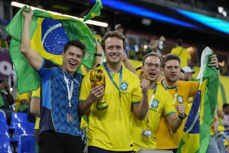 Eufóricos por llevarse la copa, es como los brasileños apoyan a su equipo.