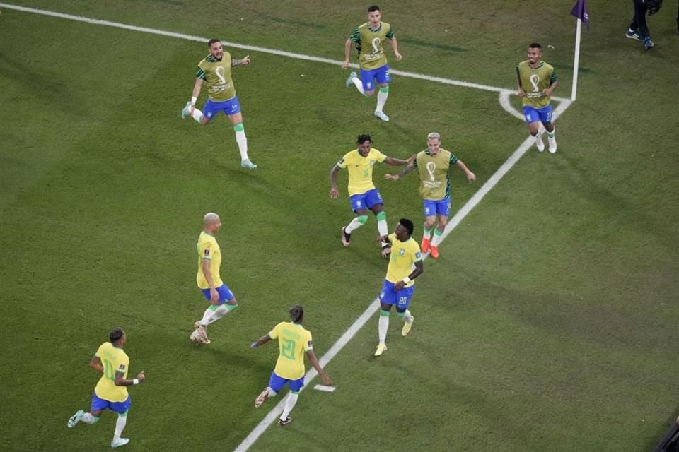 El festejo de los brasileños, antes de que el VAR anulara su gol por fuera de lugar.