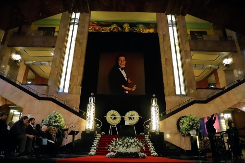 Actores como Damián Alcázar y Demian Bichir, entre otros, asistieron al homenaje póstumo de Héctor Bonilla en el Palacio de Bellas Artes.