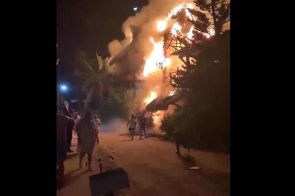 Un incendio en la zona de playa de la Isla de Holbox, en QR, provocó alerta entre probladores, quienes trataron de apagar el fuego con sus propios instrumentos, ante la falta de un cuerpo de Bomberos.