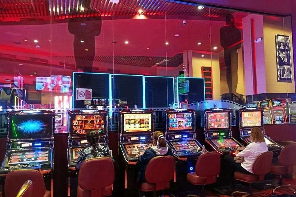 El Casino Hollywood, en La Estanzuela, abrió anoche sus puertas, pese a que había sido suspendido el lunes.