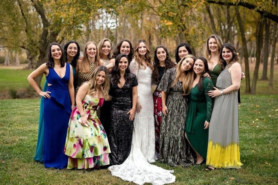 La novia con un grupo de amigas.