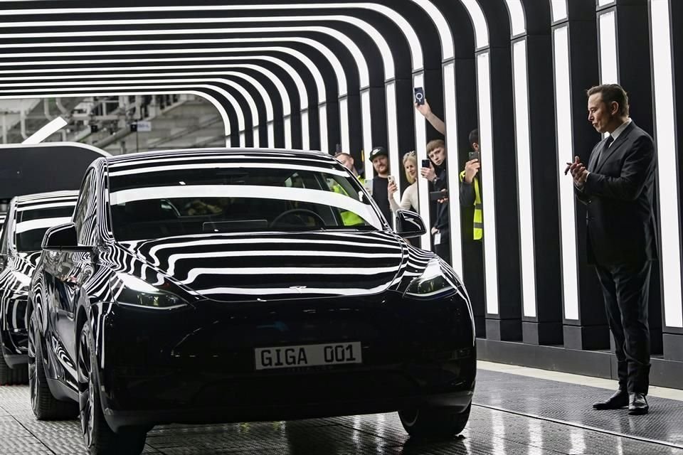 La gigafábrica, la primera operación de Tesla de este tipo en Europa, emplea a unos 12,500 trabajadores.