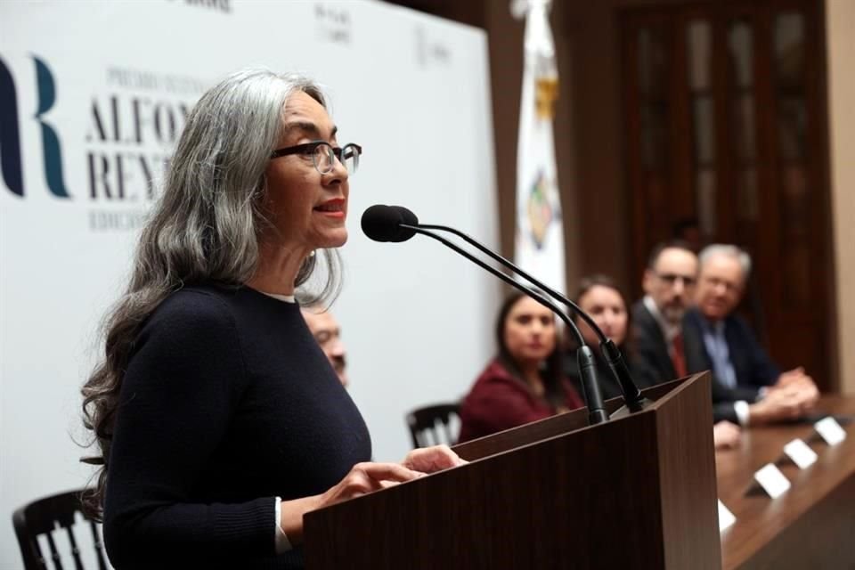 La escritora Cristina Rivera durante su discurso al recibir el Premio Nuevo León Alfonso Reyes 2021.