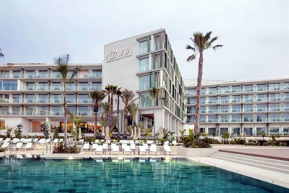 El hotel ofrece 465 habitaciones de diferentes tipologías, siete piscinas, tres restaurantes, dos bares, 10 mil metros cuadrados de jardines.