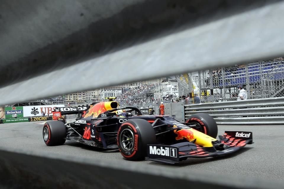 El piloto mexicano volvió a hacer una gran carrera este fin de semana y sigue brillando con Red Bull.