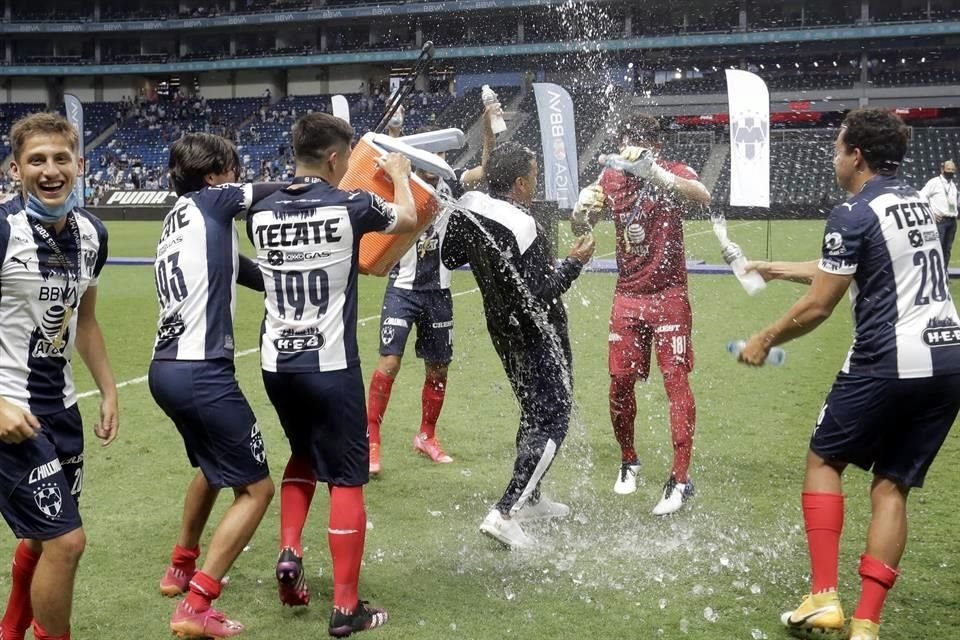 El DT de Rayados Sub 20, Hugo Norberto Castillo, recibió su chapuzón de agua.