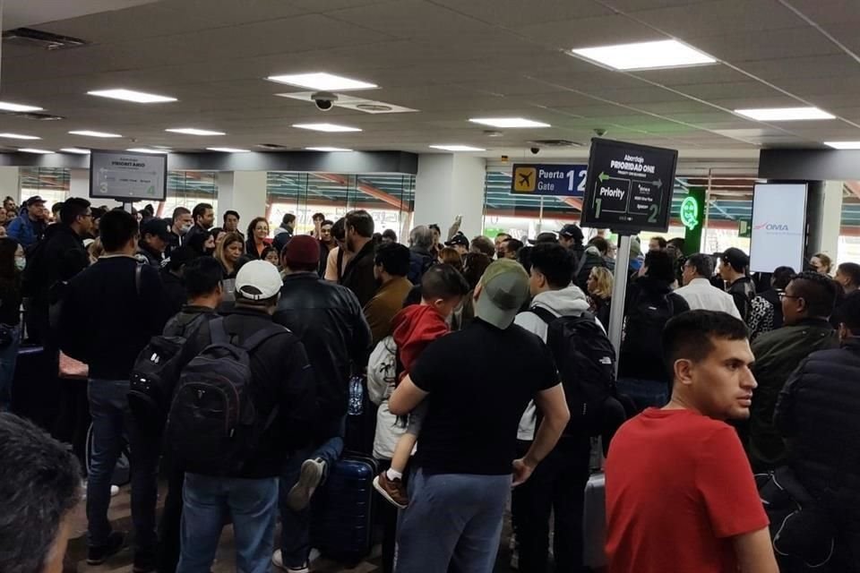 Retrasos en vuelos provocaron protestas de pasajeros inconformes, en el Aeropuerto de Monterrey.