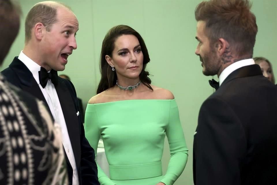 Kate Middleton sorprendió con un look de renta ya que el atuendo era un vestido de alquiler de Hurr y la gargantilla usaba Lady Diana.