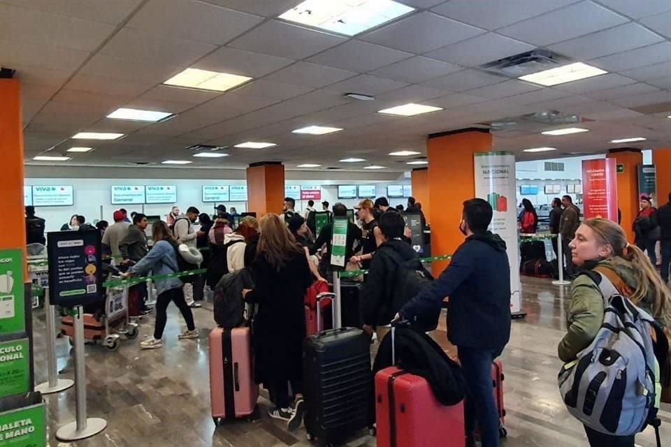 Pasajeros permanecen varados en el Aeropuerto de Monterrey debido a los retrasos por mal clima en vuelos con destino a CDMX y Guadalajara.