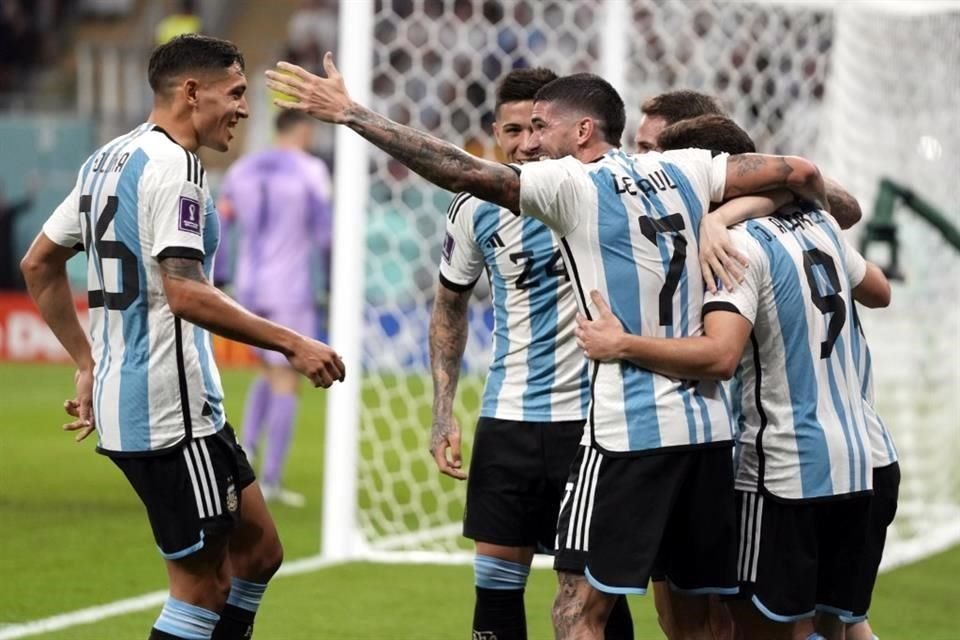 Los argentinos celebran el gol de Julián Álvarez.