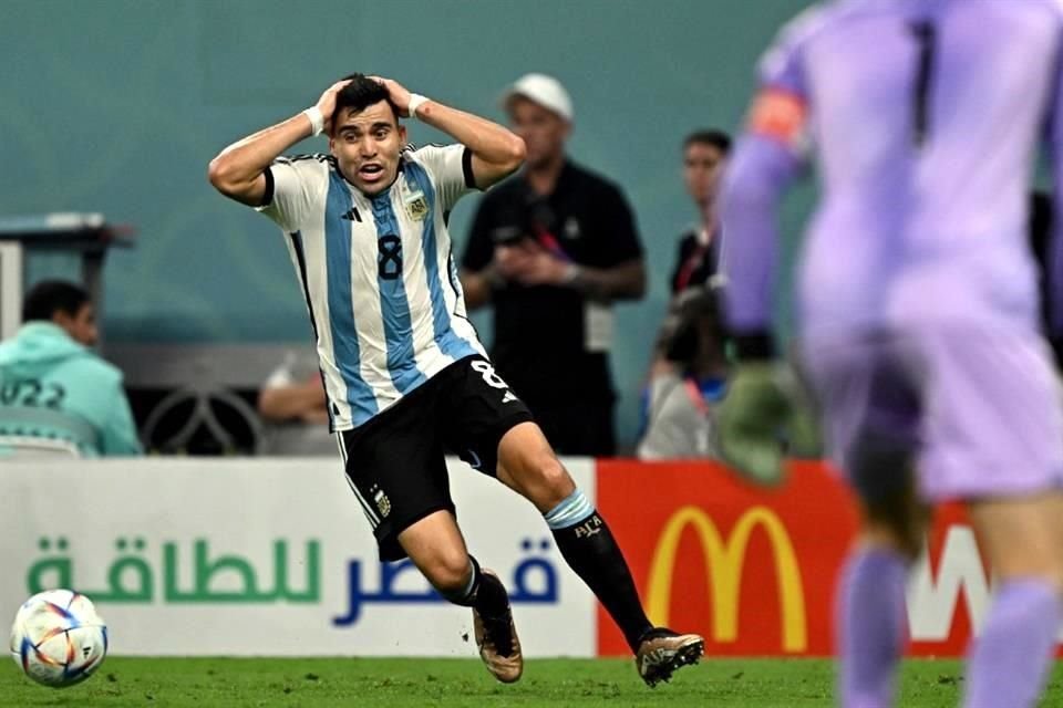 El lateral argentino Marcos Acuña lamenta una decisión arbitral.