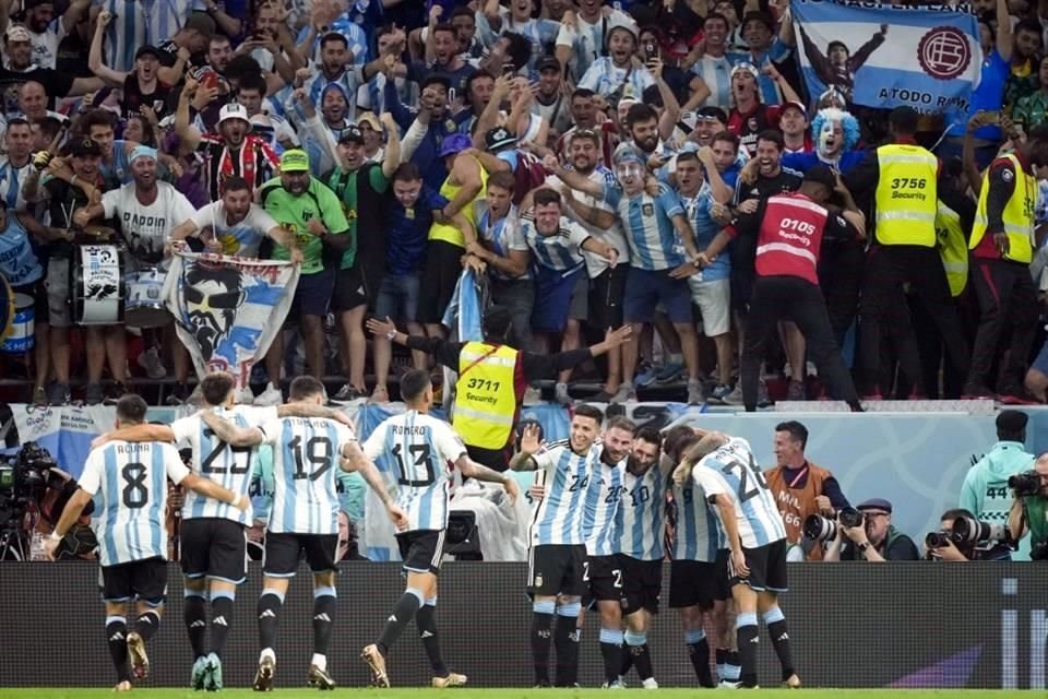 La afición de Argentina festejó en grande el gol de Lionel Messi.