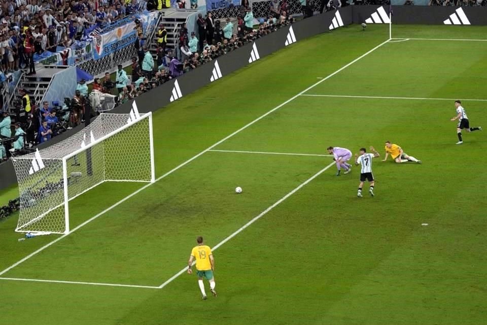 Momento del gol de Julián Álvarez, tras una mala salida del arquero australiano.