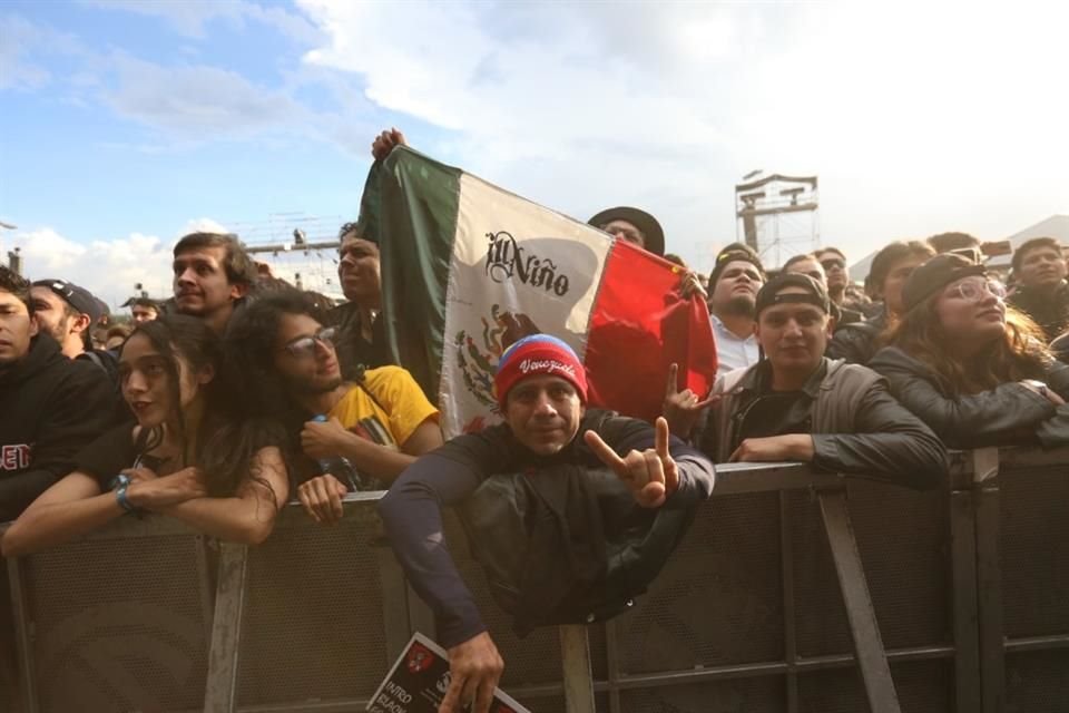 Los fans del metal hicieron esfuerzos por colocarse en las orillas de los escenarios para disfrutar de los artistas.