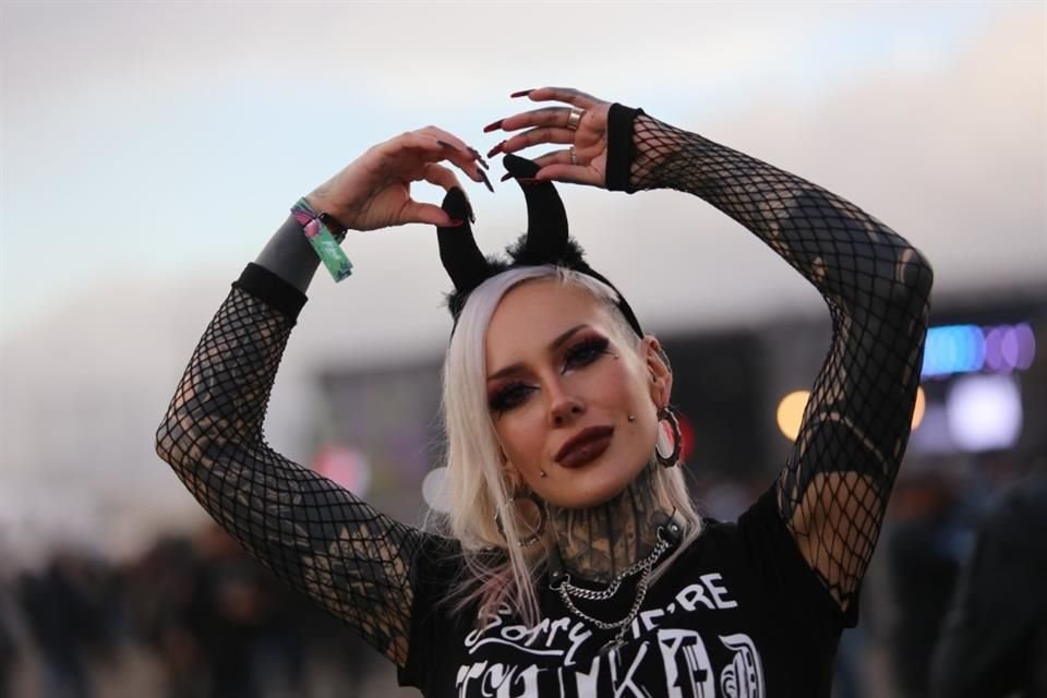 Algunos fans combinaron el estilo metal y punk para disfrutar del día dos del festival musical.
