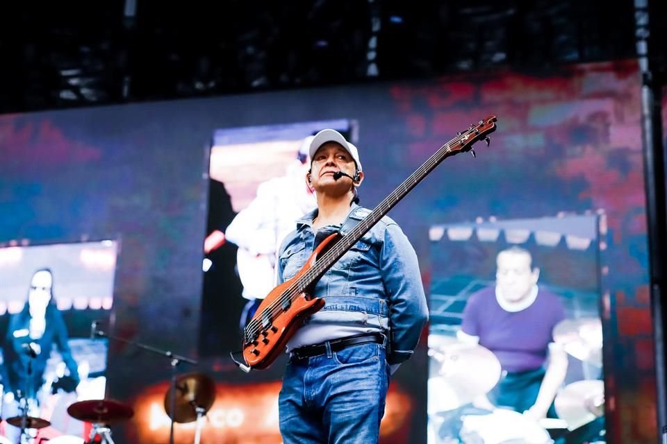 Eusebio Cortez preparando el bajo para tocar todos los éxitos de la banda.