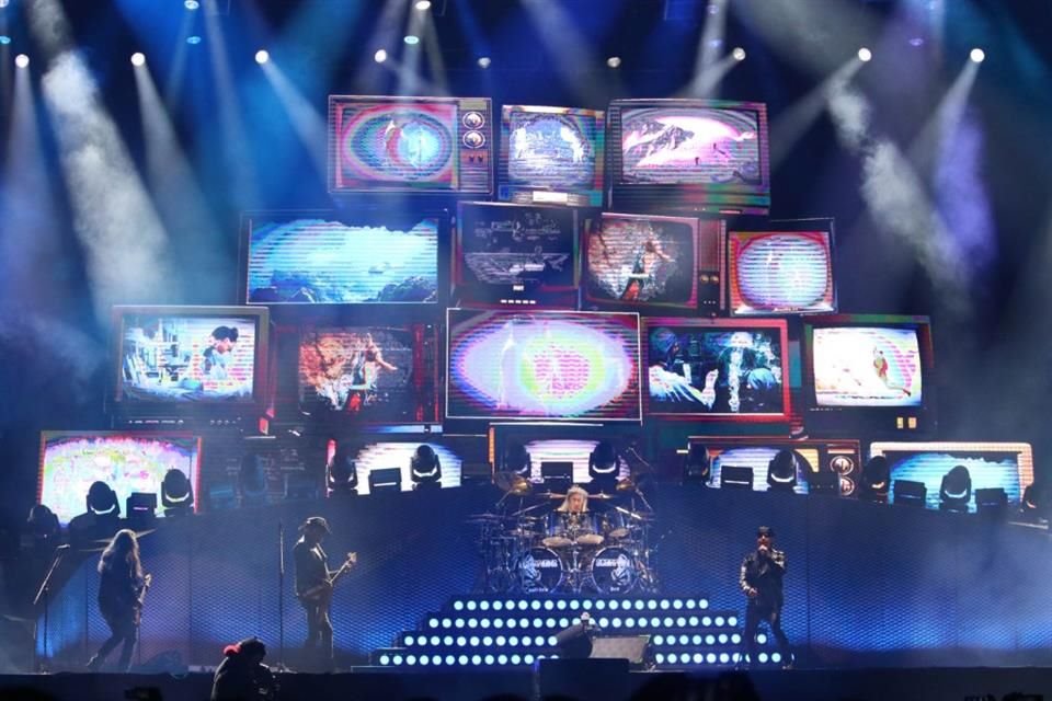 La banda Scorpions llegó de madrugada al 'Hell & Heaven' debido a que les entregaron la Llave de Toluca antes de su show en el festival.