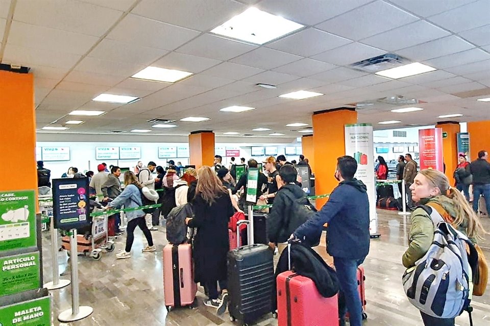 Por la neblina, desde el viernes se cancelaron vuelos en el Aeropuerto Internacional de Monterrey, lo que afectó a usuarios.