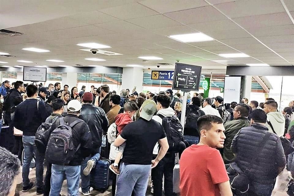 Cientos de pasajeros sufrieron cancelación o retraso en sus vuelos en el Aeropuerto de Monterrey.