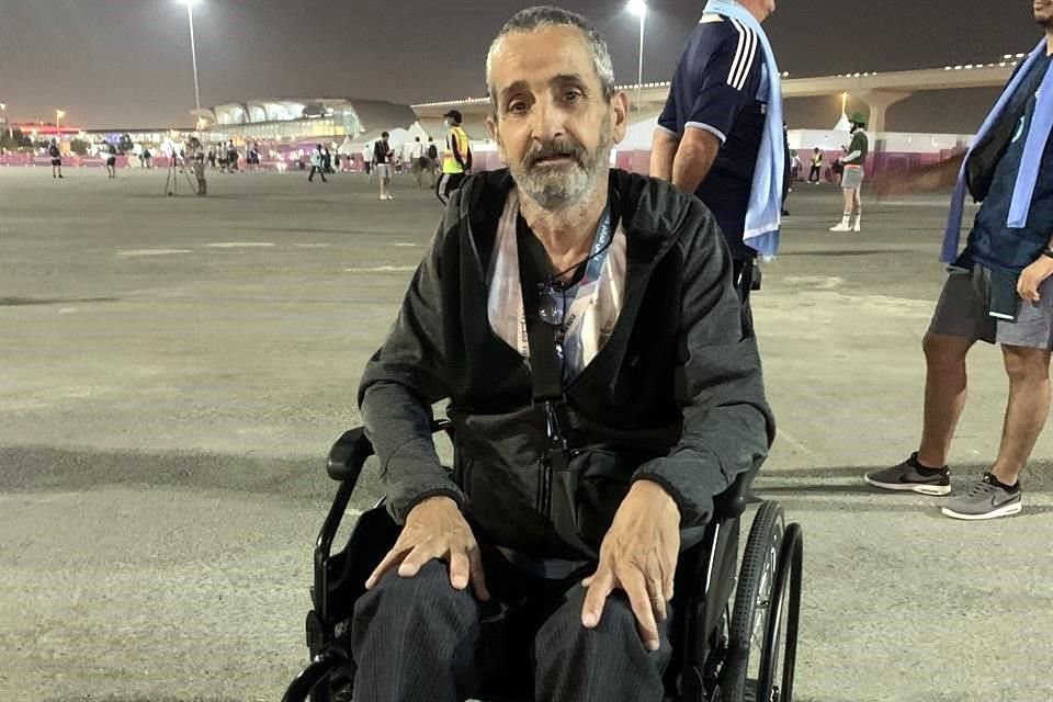 Raúl García, hincha argentino en silla de ruedas.