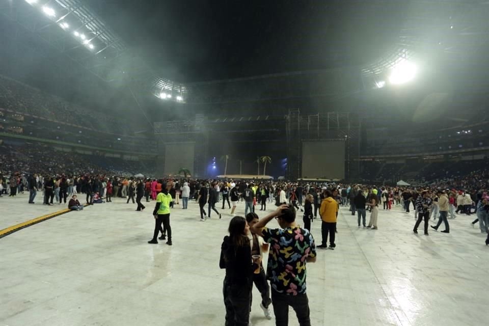 A las 21:00 horas, cuando estaba programado el inicio del concierto de Bad Bunny, muchos asistentes seguían esperando para ingresar al Estadio BBVA.
