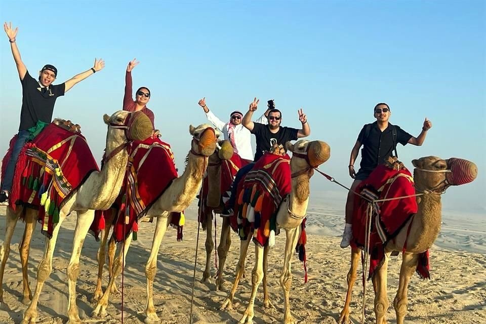 Algunos aficionados mexicanos se fueron de tour en camello.
