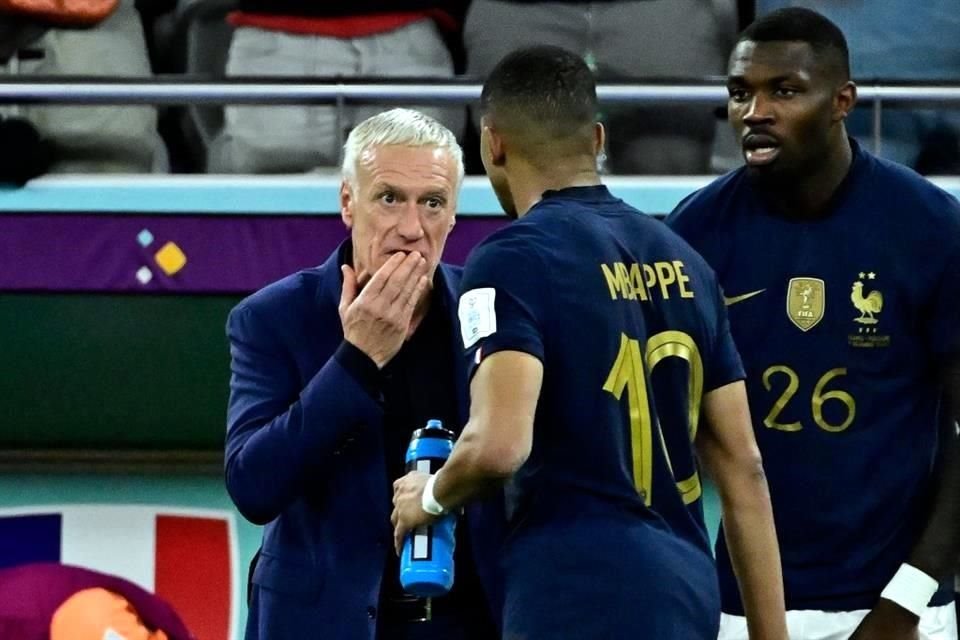 Didier Deschamps gira instrucciones desde la banca a Mbappé.