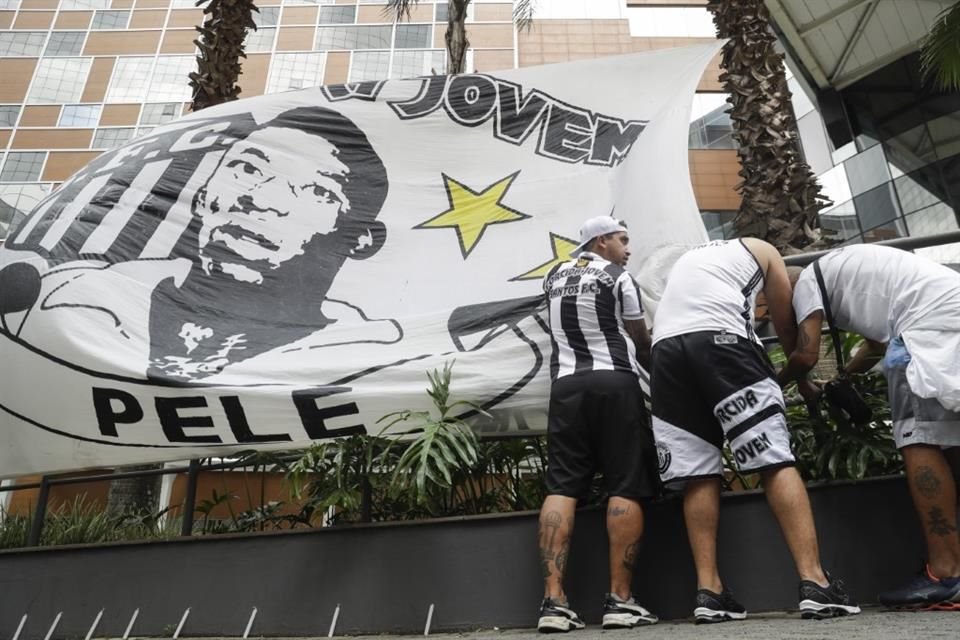 Un centenar de hinchas del Santos, cuna futbolística de Pelé, se congregaron este domingo frente a la clínica donde permanece hospitalizado el ídolo brasileño en Sao Paulo.