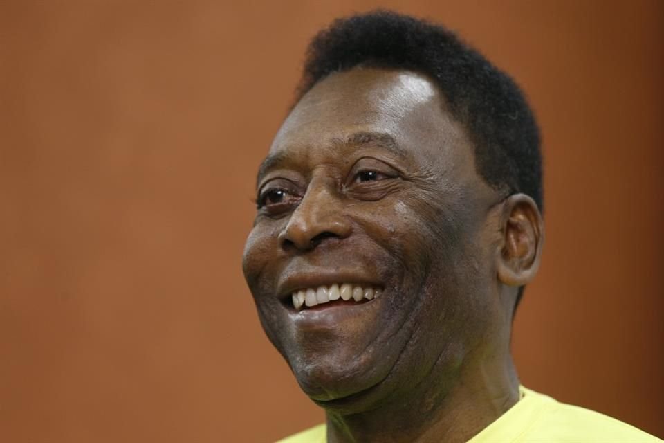 Pelé fue internado el martes para una reevaluación de su tratamiento de quimioterapia contra el cáncer de colon.