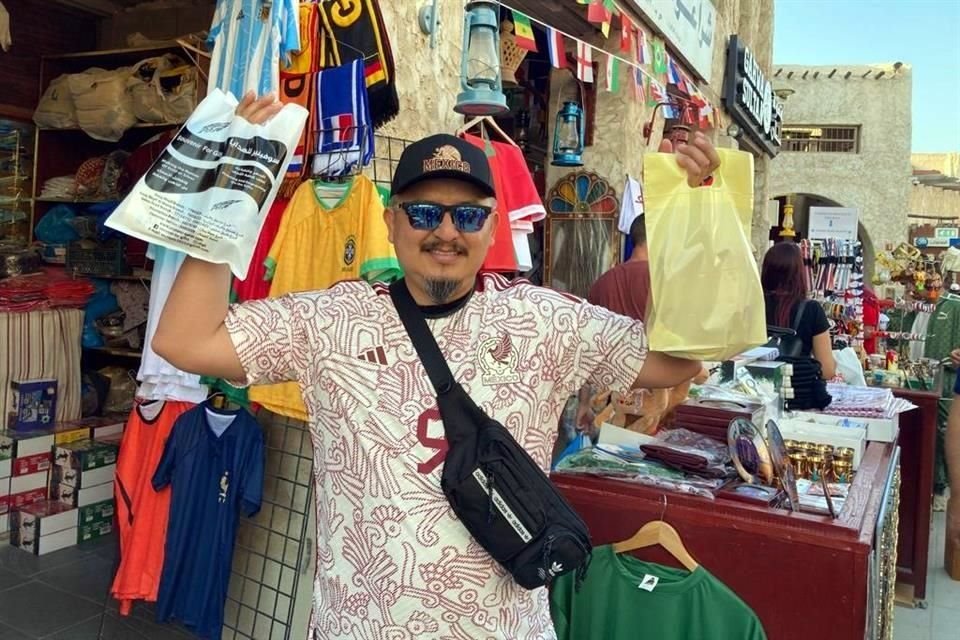 Mexicanos realizan compras de souvenirs en Qatar.